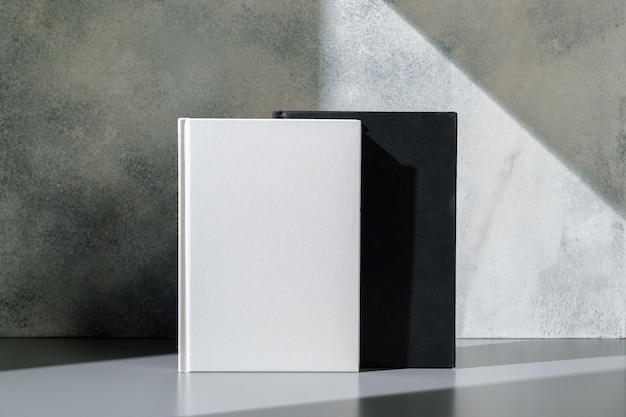 Notepad a copertina rigida in bianco e nero su sfondo grigio