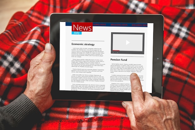 Notizie di lettura senior su tablet