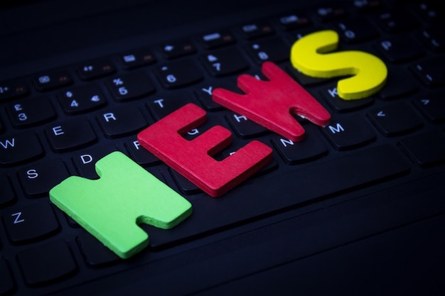 Notizie di parole colorate sulla tastiera del laptop.