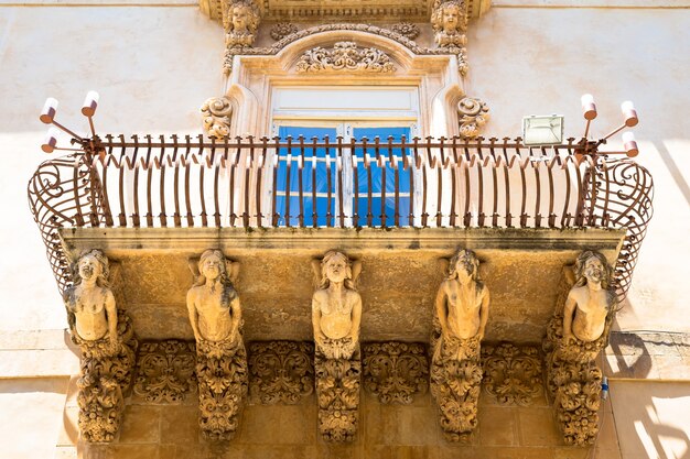 Noto città in Sicilia, la Meraviglia del Barocco - Patrimonio dell'UNESCO. Particolare del balcone di Palazzo Nicolaci, massima espressione dello stile barocco siciliano.