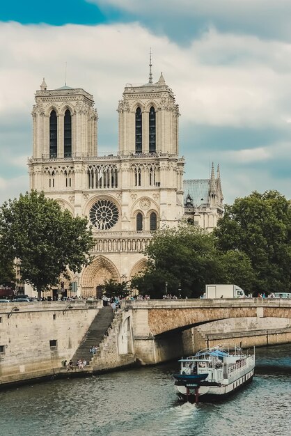 Notre Dame con barca sulla Senna Francia