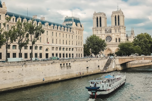 Notre Dame con barca sulla Senna Francia