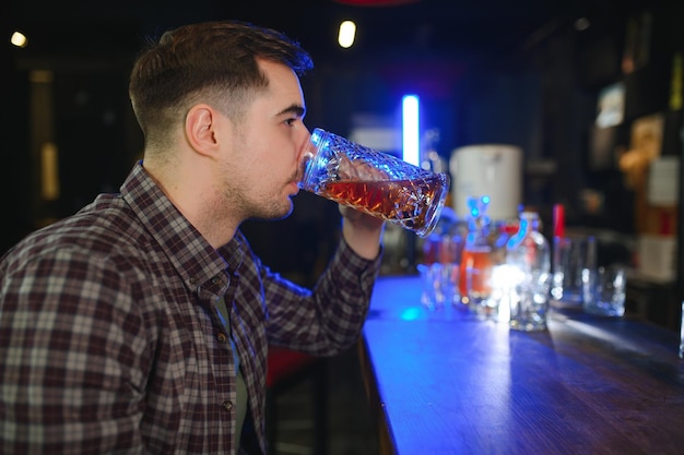 Notte al bar Ritratto di uomini allegri che bevono birra al bar