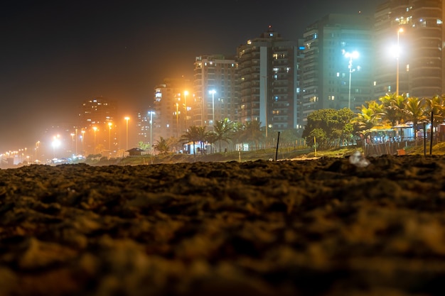 Notte alla spiaggia di Copacabana a Rio de Janeiro