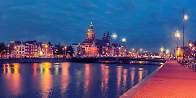 Notte Canale di Amsterdam e Basilica di San Nicola