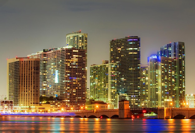 Notte della città di Miami. Orizzonte del centro di Miami al crepuscolo, Florida.