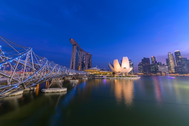 Notte della città di Singapore con cielo notturno.