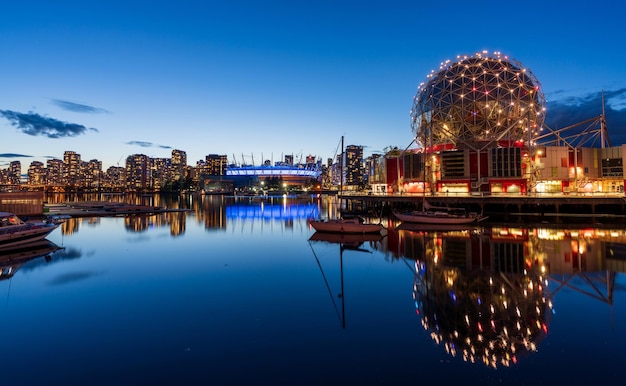 Notte della città urbana Vista panoramica crepuscolare del porto turistico di Vancouver Skyline e riflessione delle luci degli edifici