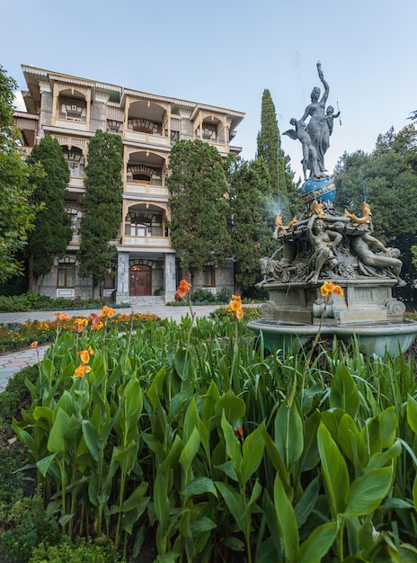 Notte della dea della fontana nel parco di Gurzuf Crimea Ucraina