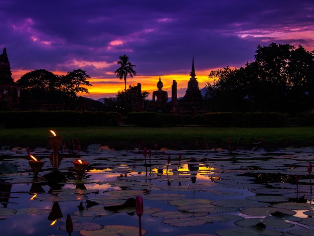 Notte di luci del parco storico di Sukhothai a Sukhothai, Thailandia