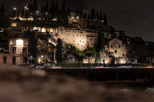 Notte di panorama di Verona Adige