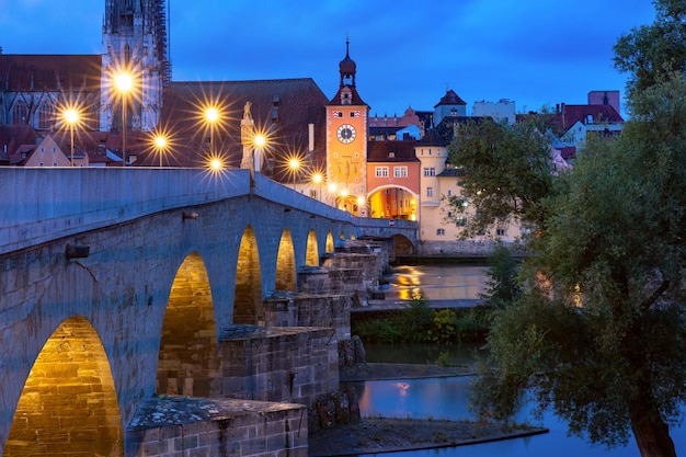 Notte il ponte di pietra e la città vecchia di Ratisbona, Baviera orientale, Germania