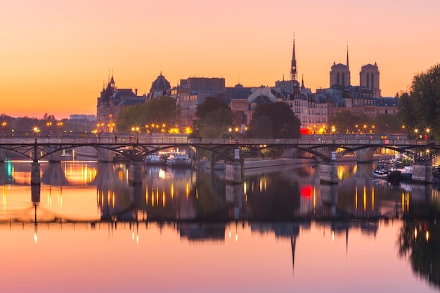 Notte Ile de la Cité a Parigi Francia