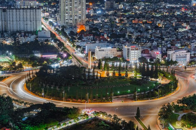 Notte nella città di Vung Tau e sulla costa del Vietnam Vung Tau è una famosa città costiera nel sud del Vietnam