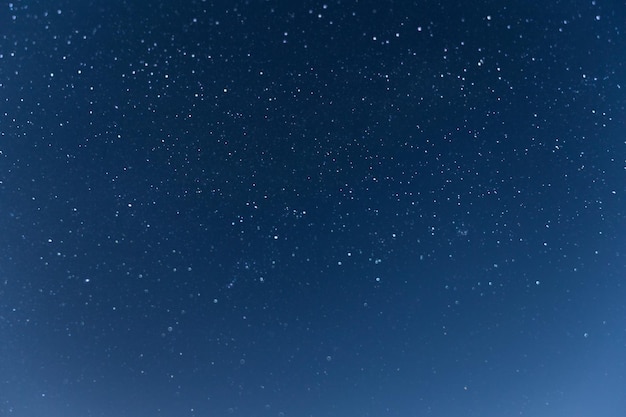 Notte stellata, cielo stellato blu scuro razzi luce luna luce universo nebulosa via lattea cosmica