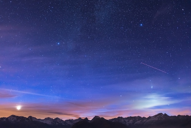 Notte sulle Alpi sotto il cielo stellato e al chiaro di luna