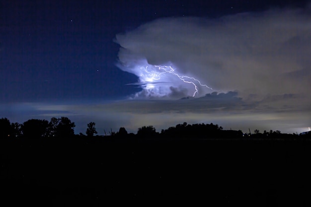 Notte tempestosa di fulmini in campagna senza altre luci