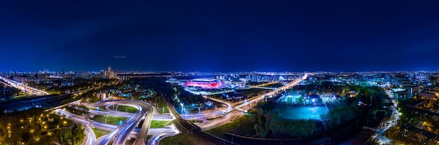 Notte Vista aerea panorama di un'intersezione autostradale tracce di traffico nella notte Mosca