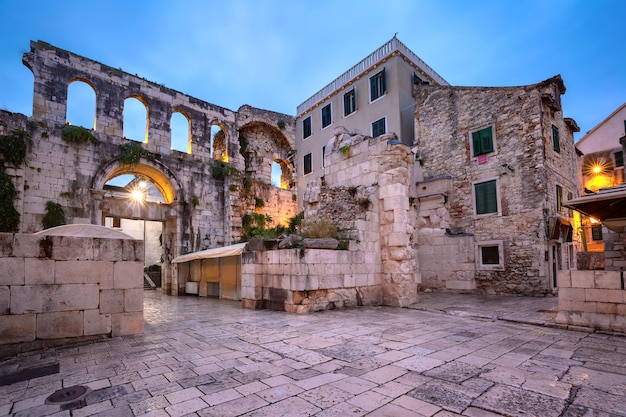 Notte vuota Triklinij nel Palazzo di Diocleziano nella Città Vecchia di Spalato, la seconda città più grande della Croazia al mattino