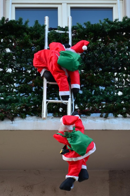 Novi Sad Serbia 11 gennaio 2012 Decorazione natalizia sul balcone due Babbo Natale sulla pelle