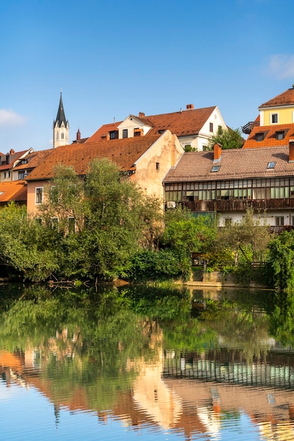 Novo Mesto Old Town Case Riflessione nel fiume Krka in Slovenia