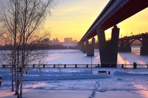 Novosibirsk Siberia Russia 29012022 Ponti sull'argine invernale Il più grande ponte della metropolitana