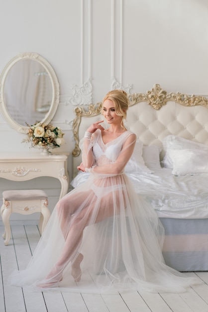 Nozze concettuali, la mattina della sposa in stile europeo. Abito da boudoir. Minimalismo bianco per la sposa