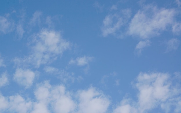 Nube bianca sul cielo blu