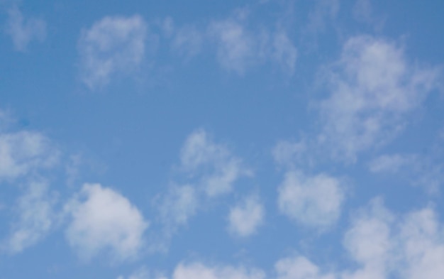 Nube bianca sul cielo blu