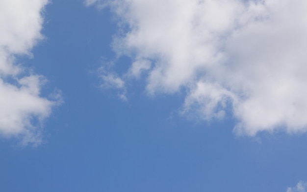 Nube bianca sul cielo blu