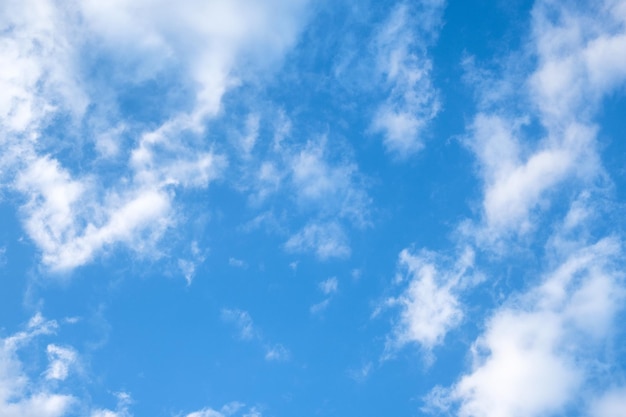 Nube bianca sul cielo blu