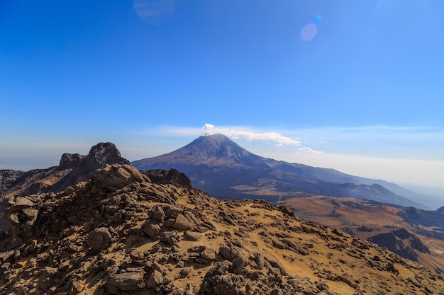 Nube di cenere sopra vulcano attivo