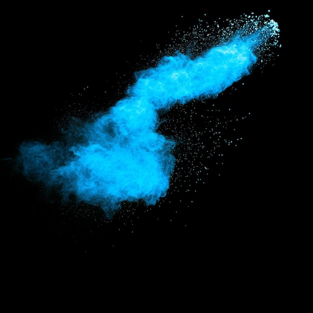 Nube di esplosione di particelle di polvere di colore blu su sfondo neroSpruzzi di polvere di colore