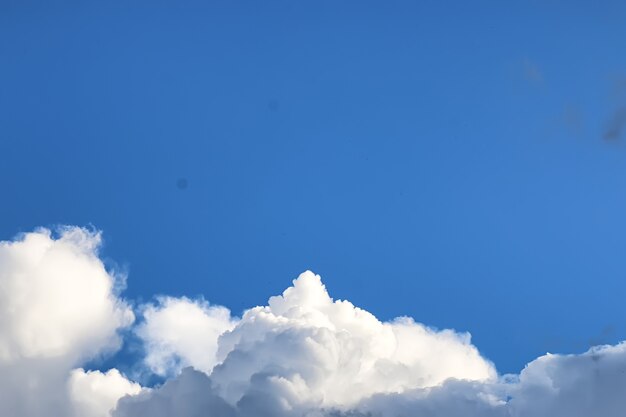 Nube di tempesta in un cielo blu