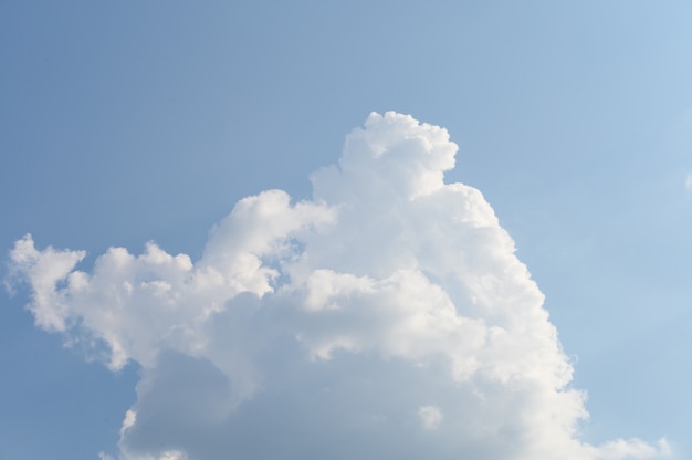 Nube naturale nel cielo blu