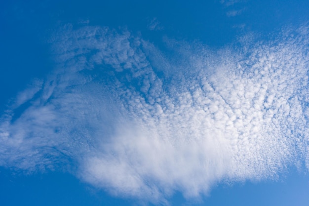 Nube scape su sfondo blu cielo