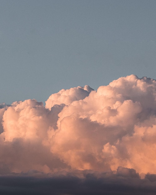 Nubes durante el atardecer en la ciudad de Vigo.