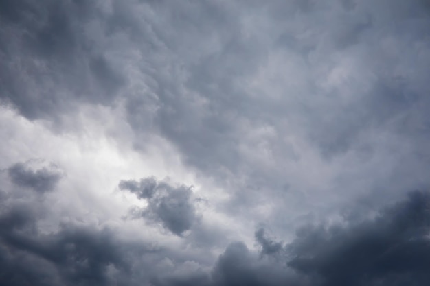 Nubi alte nel cielo estivo. Sfondo del cielo. Osservazioni meteorologiche del cielo.