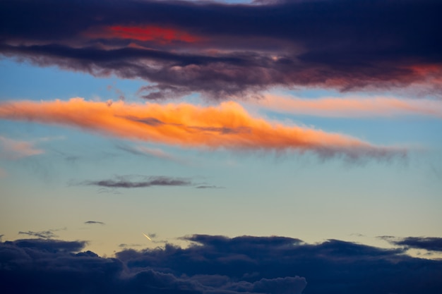 Nubi arancioni di tramonto in un cielo blu