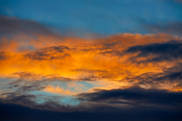 Nubi arancioni di tramonto in un cielo blu