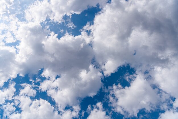 Nubi bianche contro il cielo blu.