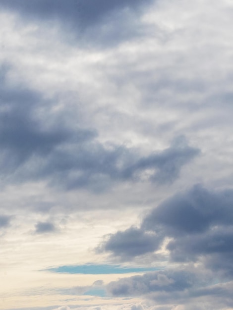 Nubi blu scuro nel cielo della sera