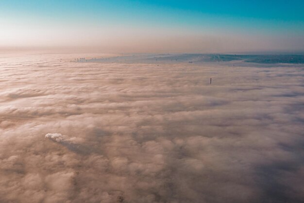 Nubi che circondano una città al mattino. Smog. Fumo. Nebbia. Tempo metereologico. Pericoloso. Inquinamento dell'aria. Al di sopra