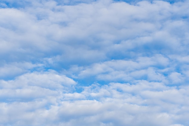 Nubi con cielo blu sullo sfondo di una giornata di sole