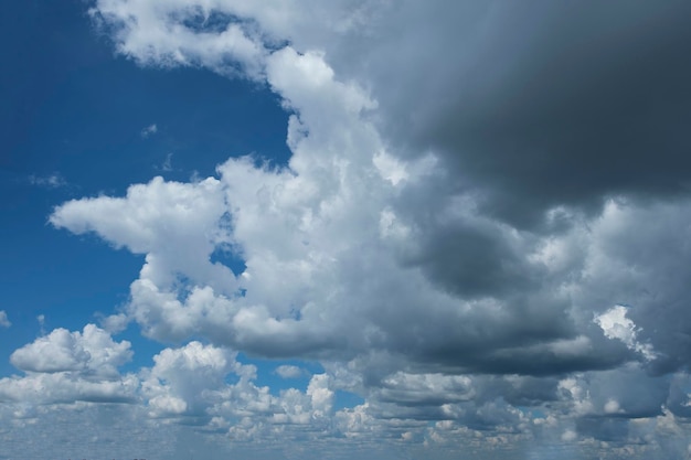 Nubi cumuliformi bianche come la neve contro un cielo blu