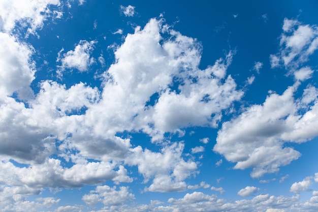 Nubi cumuliformi bianche sul cielo azzurro