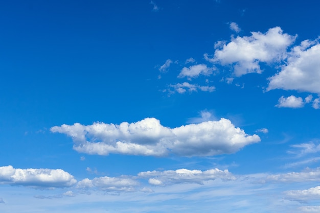 Nubi cumuliformi bianche sul fenomeno naturale del fondo del cielo blu