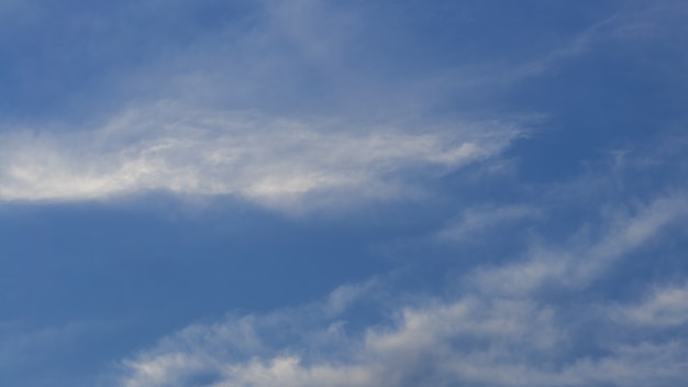 Nubi cumuliformi con cielo azzurro in una giornata di sole Bellissimo paesaggio di nuvole come panorama sullo sfondo della natura