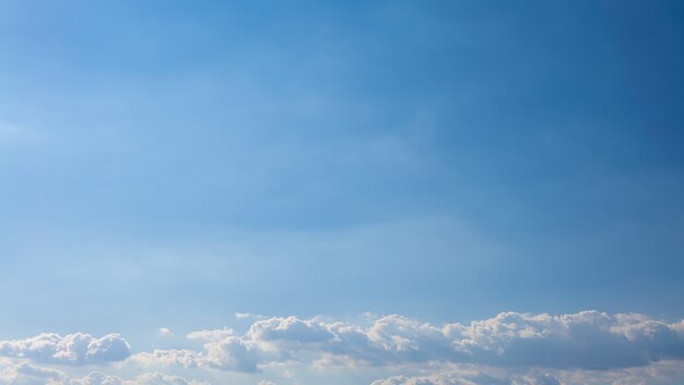 Nubi cumuliformi con cielo blu in una giornata di sole d'estate. Bellissimo cloudscape come panorama di sfondo della natura. Tempo meraviglioso di luce naturale con nuvole bianche che galleggiano, creando una forma astratta