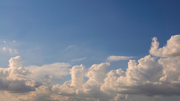 Nubi cumuliformi con cielo blu in una giornata di sole d'estate. Bellissimo cloudscape come panorama di sfondo della natura. Tempo meraviglioso di luce naturale con nuvole bianche che galleggiano, creando una forma astratta